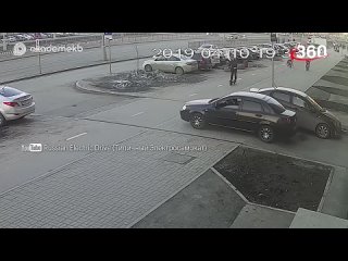 Видео： мужчина на самокате снёс женщину с собакой в Кирове