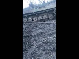 Украинские военные на БРЭМ-1 эвакуируют остов своего уничтоженного ЗРК «Стрела-10» где-то на фронте.