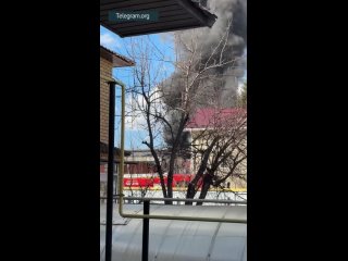 Мощный пожар в промозоне в районе аэропорта Казани — жители делятся фото и видео густого черного дыма, который хорошо видно из р