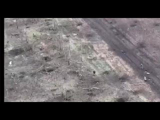 ️Un soldado ruso🇷🇺 derriba un dron FPV ucraniano🇺🇦 con una ráfaga de una escopeta automática, probablemente un Saiga-12