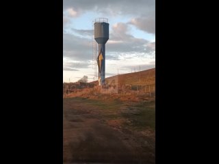 Водонапорная башня  в  Табате (Бейский район) рискует потерять свою обшивку. Сейчас её треплет ветер и грозит сорвать окончатель