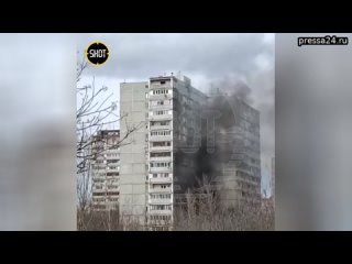Сильный пожар в квартире в многоэтажке на Озёрной улице в Москве. Несколько жильцов заблокированы в