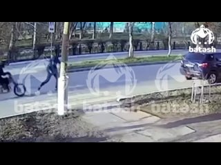 В Башкортостане 15-летний школьник на питбайке сбил 52-летнего мужчину. Добряк переходил дорогу и поздно заметил зумера, ко
