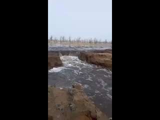 Талые воды продолжают размывать дороги в Оренбургской области