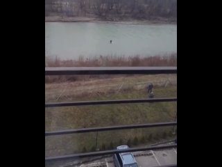 Противник форсирует реку

Правда, на западе Украины. Пограничная река Тиса. Мужик вступил в ЕС, как и обещали на майдане в 2014