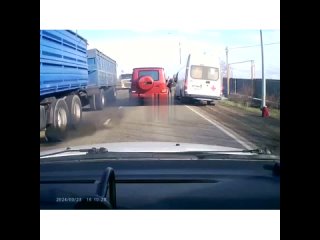 В Краснодарском крае водитель Гелендвагена блокирует Скорую помощь и наносит удары по автомобилю