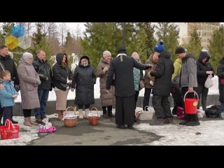 Накануне Пасхи православные освящают куличи, крашенные яйца и другую снедь