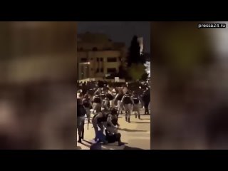 Иорданские силовики разгоняют демонстрантов возле посольства Израиля в Аммане.