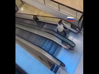 Русский мужчина останавливает террориста с ножом.