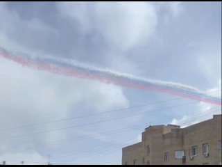 Военная авиация окрасила небо Москвы в цвета российского триколора