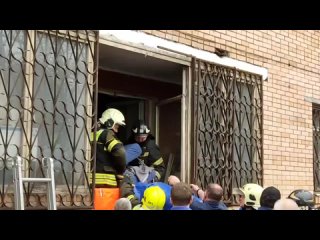 В центре Москвы 300-килограммового мужчину с болями в сердце спасали из квартиры через окно.