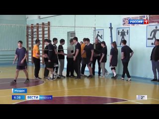 В Моздоке прошел традиционный турнир по волейболу. В соревнованиях приняли участие школьники, студенты, а также дети, состоящие