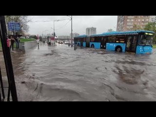 Автобусы в Москве после дождя плавают