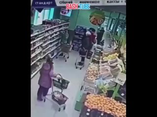 🇷🇺 Пенсионерка в магазине «Пятерочка» плюнула на девочку, а потом избила её мать