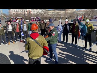 Сегодня на площади Ленина собрались трудовые коллективы и студенческие отряды Читы, чтобы отметить Праздник Весны и Труда Это
