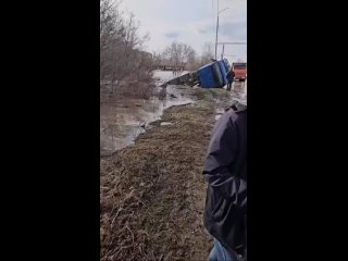 Видео, как КАМАЗ ушел под воду на Донгузской в Оренбурге в эту пятницу