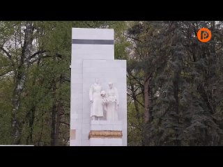 С самого утра жители Костромы шли к Мемориалу «Вечный огонь», чтобы отдать дань памяти тем, кто завоевал для нас мирное небо