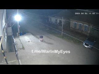 Момент прилета ракеты РСЗО Вампир в частный жилой дом в Будённовском районе Донецка