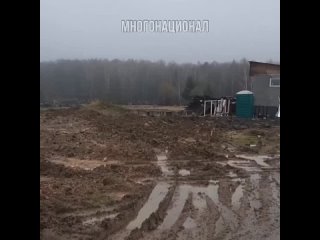 На видео посетитель молельного дома в Лобне, который был снесен несколько дней назад. 

Закадровый голос жалуется, что мечеть сн