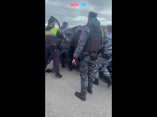 В Дагестане на трассе задержали пьяного водителя, который пытался наехать на полицейских