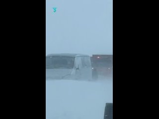 Машины в снежном плену на ямальской  трассе