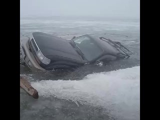Провалившийся под лед  Land Cruiser пытаются спасти на Обском море.