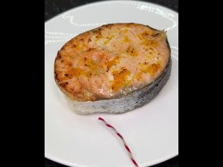 Стейк из лосося со сливочным соусом