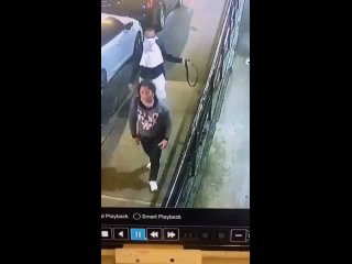 Видео показывает, как мужчина схватил женщину ремнем, а затем потащил ее за машину.