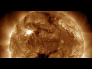 Пятно на Солнце размером в три Земли нацелено на нашу планету  прямо сейчас - объявлена максимальная радиационная угроза.