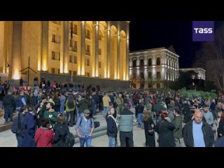 Plus d'une centaine de personnes se sont rassembles devant le parlement de Gorgie, dans le centre de Tbilissi, pour proteste