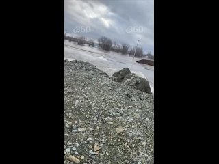 ⏺В Старом городе Орска под воду ушла школа. Затопило практически этаж