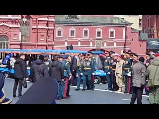 После окончания торжественного Парада Победы Владимир Путин пожал руки главам частей, принимавшим участие в шествии На кадрах