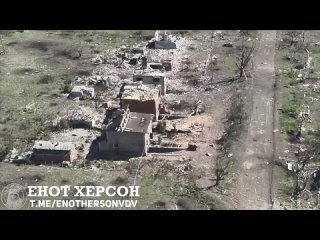 Прилет дрона-камикадзе в занятую всушниками позицию в доме в Часов Яре