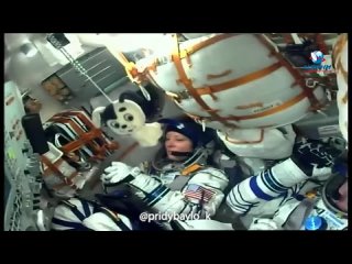 День Победы и Молодость моя Белоруссия играют в капсуле ракеты у готовящейся к старту первой белорусской женщине-космонавту Ма