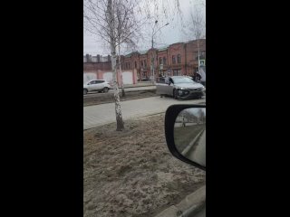 В Барнауле легковушка вылетела на аллею проспекта Ленина