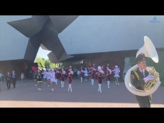 Заслуженный ансамбль мажореток Victory возглавляет праздничный парад ко Дню Победы
