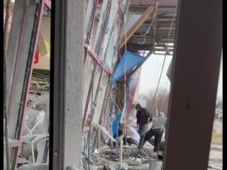 ️ ️Imágenes de los primeros minutos después del ataque de las Fuerzas Armadas de Ucrania al centro comercial Belgorod; de fondo