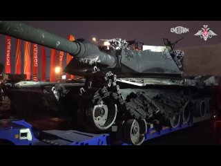 ️ На выставку МО РФ на Поклонной горе доставили танк M1 Abrams и штурмовую инженерную машину M1150 Assault Breacher Vehicle прои