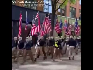 Масовни протести у САД све више узимају маха. У граду Чарлстону у Западној Вирџинији одржава се марш неонациста Патриотског фрон