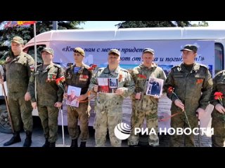 Военнослужащие южной группировки войск возложили цветы у Вечного огня донецкого монумента Освободителям Донбасса в преддверии