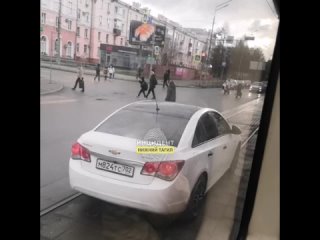 Езжу как МУДАК: автохам, грубо нарушивший ПДД на перекрестке улиц Победы  Пархоменко, попал на видео