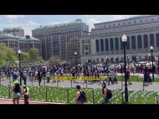 Protesters/students surround the Columbia University camp, defying orders to disperse as the deadline to clear the camp passed a