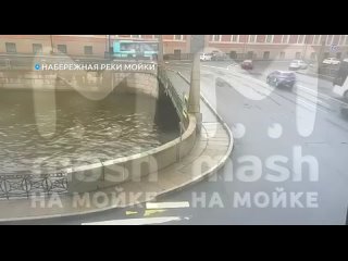 На видео  первые секунды после падения автобуса в Мойку. Машина сразу ушла под воду практически целиком, один из пассажиров усп