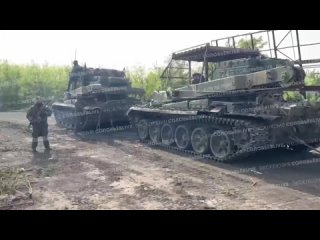 Российские бойцы эвакуировали подбитый ими американский танк Abrams в районе Бердычей, стоявший на вооружении ВСУ.