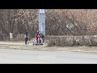 В Новочебоксарске женщина с девочкой упали с самоката