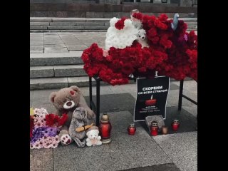 Сегодня с самого утра и до позднего вечера на стихийные мемориалы в разных точках города петербуржцы несут цветы. Первым цветы н