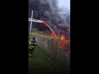 Un camin cisterna, cargado con ms de  litros de gasolina, se incendi en la principal carretera de la costa Este de EEUU