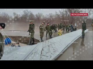 В Оренбург привезли водоналивные дамбы — они защищают от затопления жизненно важные объекты, жилые дома, школы, больницы, переда