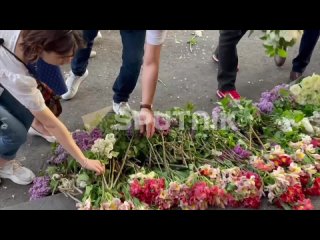 Граждане в центре Еревана приносят цветы к месту гибели Соны Мнацаканян