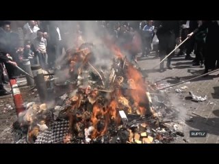 Ультраортодоксальные евреи сжигают квасной хлеб в Иерусалиме перед Пасхой, апрель 2024 г.